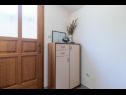 Apartmány Brane - Economy Apartments: A1(4), A2(2) Postira - Ostrov Brač  - Apartmán - A1(4): chodník