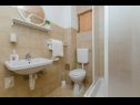 Apartmány Vlado - cosy & afordable: SA1(2), A2(3), A3(5) Supetar - Ostrov Brač  - Studio apartmán - SA1(2): koupelna s WC