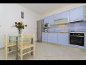 Apartmány Ljuba - nice garden: A2(4+1) Plavi, A4(8+1), A1(2+2) Okrug Gornji - Ostrov Čiovo  - Apartmán - A4(8+1): kuchyně a jídelna