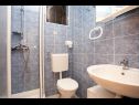 Apartmány Miro - 300 m from sea: A1 Plavi(2+2), A2 Crveni(2+2), A3 Zeleni(2+2) Jadranovo - Riviera Crikvenica  - Apartmán - A1 Plavi(2+2): koupelna s WC