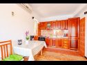 Apartmány Mir - perfect location & cosy: A1(4+2), A2(2+1), SA3(2), SA4(2) Korčula - Ostrov Korčula  - Apartmán - A1(4+2): kuchyně a jídelna