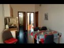 Apartmány Mirjana: sea view & balcony: A1 MN (2+1), A2 JN (2+1) Baška Voda - Riviera Makarska  - Apartmán - A2 JN (2+1): kuchyně a jídelna