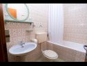 Apartmány a pokoje Hope - 30m to the sea & seaview: R1(3), R3(3), A2(3), A4(4) Brela - Riviera Makarska  - Pokoj - R3(3): koupelna s WC