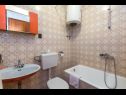 Apartmány a pokoje Happiness - 70m to the beach: A2(4), SA3(2), R4(2), R5(2), R6(2), R7(2) Tučepi - Riviera Makarska  - Pokoj - R5(2): koupelna s WC