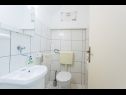 Apartmány Anki - 15 m from sea: A1(4), A2(3), A3(2+1), A4 east(2+1) Živogošće - Riviera Makarska  - Apartmán - A2(3): koupelna s WC