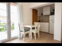 Apartmány Mir - close to beach: SA1(2), SA2(2), SA3(2+1), SA4(2), A5(4) Duće - Riviera Omiš  - Studio apartmán - SA3(2+1): kuchyně a jídelna