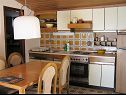 Apartmány Mako - 15m from beach: A1(7), B2(2+3), SA C3(2), D4(5) Pisak - Riviera Omiš  - Apartmán - B2(2+3): kuchyně a jídelna