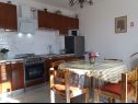Apartmány Jugana - with pool : A1 donji(4), A2 gornji(4) Sumpetar - Riviera Omiš  - Apartmán - A1 donji(4): kuchyně a jídelna