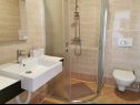 Apartmány Zlato - with pool : SA1 Murva (2), A3 Lovor (4), A4 Mendula (2+1), SA5 Maslina (2) Senj - Riviera Senj  - Studio apartmán - SA5 Maslina (2): koupelna s WC