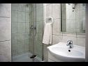Apartmány Robi - 50m from beach SA2(2+1), SA4(2+1), R1(2), R3(2) Podstrana - Riviera Split  - Pokoj - R1(2): koupelna s WC
