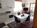 Apartmány Vesna - 40 m from pebble beach: A1(4+1), A2(4), A3(4+1) Seget Vranjica - Riviera Trogir  - Apartmán - A1(4+1): kuchyně a jídelna