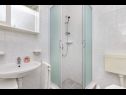 Apartmány Rose - 30 m from the beach: A1(2+1), A2(2+1), A3(2+1), A4(2+1), A5(2+1) Seget Vranjica - Riviera Trogir  - Apartmán - A5(2+1): koupelna s WC