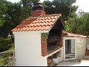 Apartmány Mara - barbecue: A1(4+1), SA3(2), SA4(2+1) Trogir - Riviera Trogir  - rošt (dům a okolí)