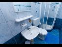 Apartmány Iva - 150m from the beach: A1(4), A3(3), SA2(2) Trogir - Riviera Trogir  - Apartmán - A3(3): koupelna s WC