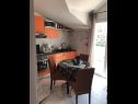 Apartmány Mare - near city center A1 (4+2), A2 (2+1), A3 (2+1) Trogir - Riviera Trogir  - Apartmán - A2 (2+1): kuchyně a jídelna