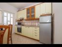 Apartmány Mari - barbecue: A1Lile (4), A2Lile (2+2) Vinišće - Riviera Trogir  - Apartmán - A1Lile (4): kuchyně