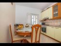 Apartmány Mari - barbecue: A1Lile (4), A2Lile (2+2) Vinišće - Riviera Trogir  - Apartmán - A1Lile (4): kuchyně a jídelna