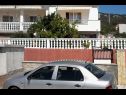 Apartmány Mari - barbecue: A1Lile (4), A2Lile (2+2) Vinišće - Riviera Trogir  - parkovište