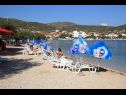 Apartmány Mari - barbecue: A1Lile (4), A2Lile (2+2) Vinišće - Riviera Trogir  - pláž
