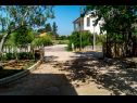 Apartmány Mediteran - private parking: A1(2+1) Privlaka - Riviera Zadar  - dvůr