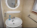 Apartmány Teo - 8m from the sea & parking: A1 žuti(4), A2 bijeli(4), A3 novi(4) Privlaka - Riviera Zadar  - Apartmán - A2 bijeli(4): koupelna s WC