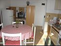 Apartmány Teo - 8m from the sea & parking: A1 žuti(4), A2 bijeli(4), A3 novi(4) Privlaka - Riviera Zadar  - Apartmán - A2 bijeli(4): kuchyně a jídelna