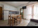 Apartmány Armitage - family friendly: A1(4), A2(4+1), A3(2+1), A4(2+1), A5(2+1) Privlaka - Riviera Zadar  - Apartmán - A1(4): kuchyně a jídelna