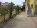 Apartmány Vanja - terrace & BBQ A1(4+2), A2(4+1) Vir - Riviera Zadar  - dvůr