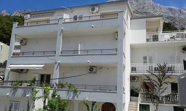 Apartmány Josip - 150 m from beach with free parking A1(3), A2(5), A3(2+2) Baška Voda - Riviera Makarska 