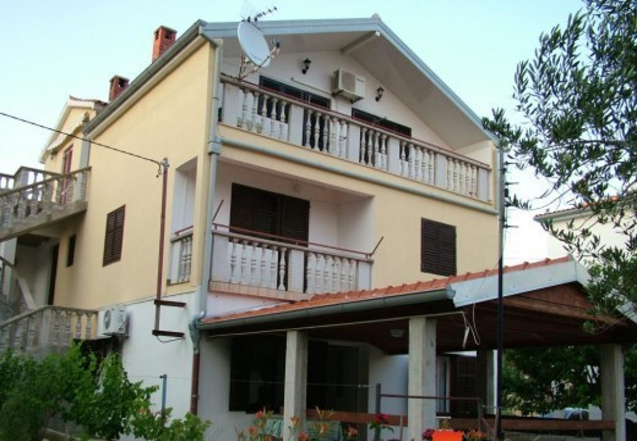 Apartmány Darko - 100m from sea: A1-Jednosobni (3+1), A2-Dvosobni (4+1) Vir - Riviera Zadar 
