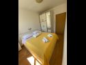Apartmány Jak - comfortable apartments: A1-donji(4+1), A2-gornji(4+2) Mirca - Ostrov Brač  - Apartmán - A2-gornji(4+2): ložnice