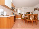 Apartmány Aurelija - 20 m from beach: A1(4+2), A2(4), A3(2+2) Arbanija - Ostrov Čiovo  - Apartmán - A1(4+2): kuchyně a jídelna