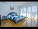 Apartmány Ljuba - nice garden: A2(4+1) Plavi, A4(8+1), A1(2+2) Okrug Gornji - Ostrov Čiovo  - Apartmán - A4(8+1): ložnice