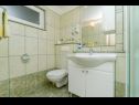 Apartmány Ljuba - nice garden: A2(4+1) Plavi, A4(8+1), A1(2+2) Okrug Gornji - Ostrov Čiovo  - Apartmán - A1(2+2): koupelna s WC