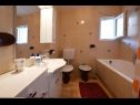 Apartmány Mihovilovic - 50 m from beach: A1(4), A2(6+1), A3(4+2), A4(2+1) Slatine - Ostrov Čiovo  - Apartmán - A2(6+1): koupelna s WC