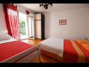 Apartmány Mihovilovic - 50 m from beach: A1(4), A2(6+1), A3(4+2), A4(2+1) Slatine - Ostrov Čiovo  - Apartmán - A2(6+1): ložnice