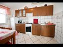 Apartmány Mihovilovic - 50 m from beach: A1(4), A2(6+1), A3(4+2), A4(2+1) Slatine - Ostrov Čiovo  - Apartmán - A3(4+2): kuchyně a jídelna