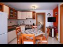 Apartmány Mihovilovic - 50 m from beach: A1(4), A2(6+1), A3(4+2), A4(2+1) Slatine - Ostrov Čiovo  - Apartmán - A4(2+1): kuchyně a jídelna