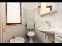 Apartmány Mir - 50m from the sea A1(2+2), A2(2+1), A3(2), A4(4+2), A5(2+2) Fažana - Istrie  - Apartmán - A1(2+2): koupelna s WC