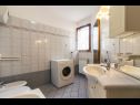 Apartmány Mir - 50m from the sea A1(2+2), A2(2+1), A3(2), A4(4+2), A5(2+2) Fažana - Istrie  - Apartmán - A4(4+2): koupelna s WC