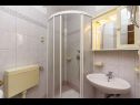 Apartmány Mir - 50m from the sea A1(2+2), A2(2+1), A3(2), A4(4+2), A5(2+2) Fažana - Istrie  - Apartmán - A4(4+2): koupelna s WC