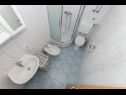 Apartmány Miljko - 80 m from beach: A1(6), SA2(2), A10(4+1), A11(2+2) Brela - Riviera Makarska  - Apartmán - A1(6): koupelna s WC