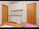 Apartmány Ivi - 100 m from pebble beach: A1(2+2), A2(2+2), A3(2+2), A4(4+4), A5(2+2) Drašnice - Riviera Makarska  - Apartmán - A1(2+2): kuchyně
