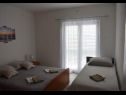 Apartmány Doris - entire floor & sea view : A1(5) Gradac - Riviera Makarska  - Apartmán - A1(5): ložnice