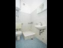 Apartmány Željko - spacious and affordable A1(6+2), SA2(2), SA3(2), SA4(2+1) Makarska - Riviera Makarska  - Studio apartmán - SA3(2): koupelna s WC