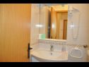 Apartmány a pokoje Ljuba - 130 meter from sea SA1(2), SA2(2+1), SA6(2+1), A4(2+1), R3(2+1), R7(2+1) Makarska - Riviera Makarska  - Studio apartmán - SA1(2): koupelna s WC