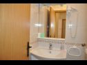Apartmány a pokoje Ljuba - 130 meter from sea SA1(2), SA2(2+1), SA6(2+1), A4(2+1), R3(2+1), R7(2+1) Makarska - Riviera Makarska  - Studio apartmán - SA2(2+1): koupelna s WC