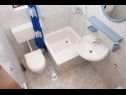 Apartmány Ruza - sea view: A1(4), A2(4), A4(3+2), SA5(2), SA6(2+1), SA7(2), A8(2+2) Makarska - Riviera Makarska  - Studio apartmán - SA5(2): koupelna s WC