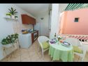Apartmány Palmina - comfort apartment: A1 veliki (6),  A2 žuti (4+1), A3 lila (2), SA4 bijeli (2) Makarska - Riviera Makarska  - Studio apartmán - SA4 bijeli (2): kuchyně