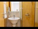 Apartmány Gianni - modern & great location: SA1(2), A2(2+2), A3(2+2) Makarska - Riviera Makarska  - Studio apartmán - SA1(2): koupelna s WC